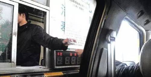 1公路乱收费，27公里3个收费站.jpg